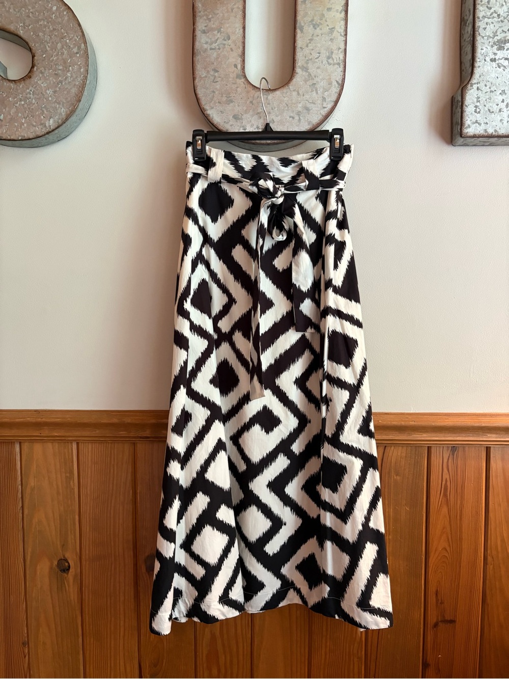 Worthington sz 2 Black & ivory Geometric Tie-Waist Maxi Skirt, side zip&pockets